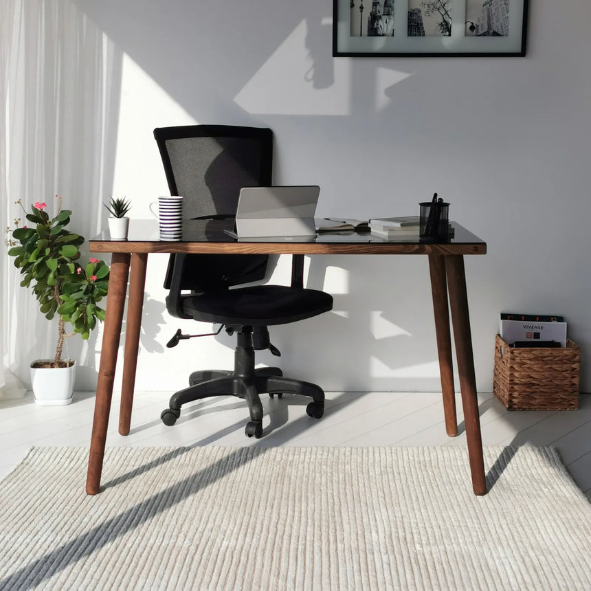 Schreibtisch Cozy aus Buchenholz und gehärtetem Glas in Walnuss, 110×60×73 cm von Hanah Home – Bild 2