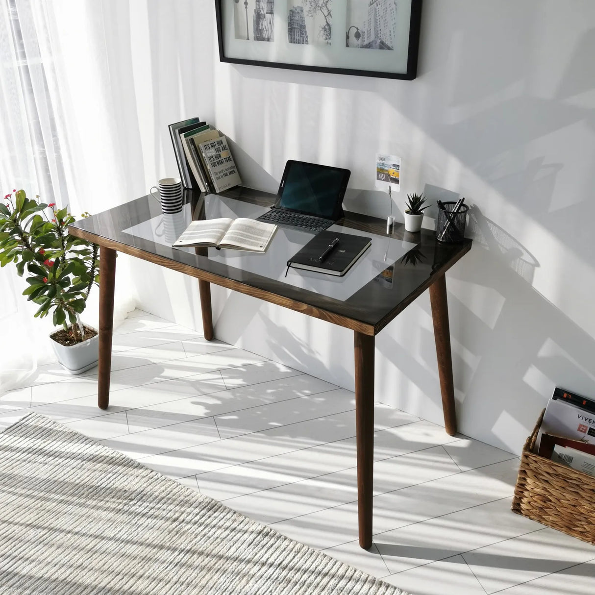 Schreibtisch Cozy aus Buchenholz und gehärtetem Glas in Walnuss, 110×60×73 cm von Hanah Home – Bild 3