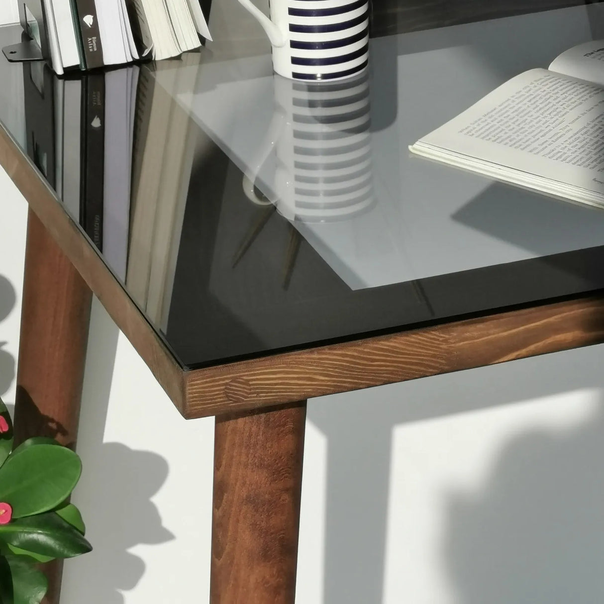 Schreibtisch Cozy aus Buchenholz und gehärtetem Glas in Walnuss, 110×60×73 cm von Hanah Home – Bild 7