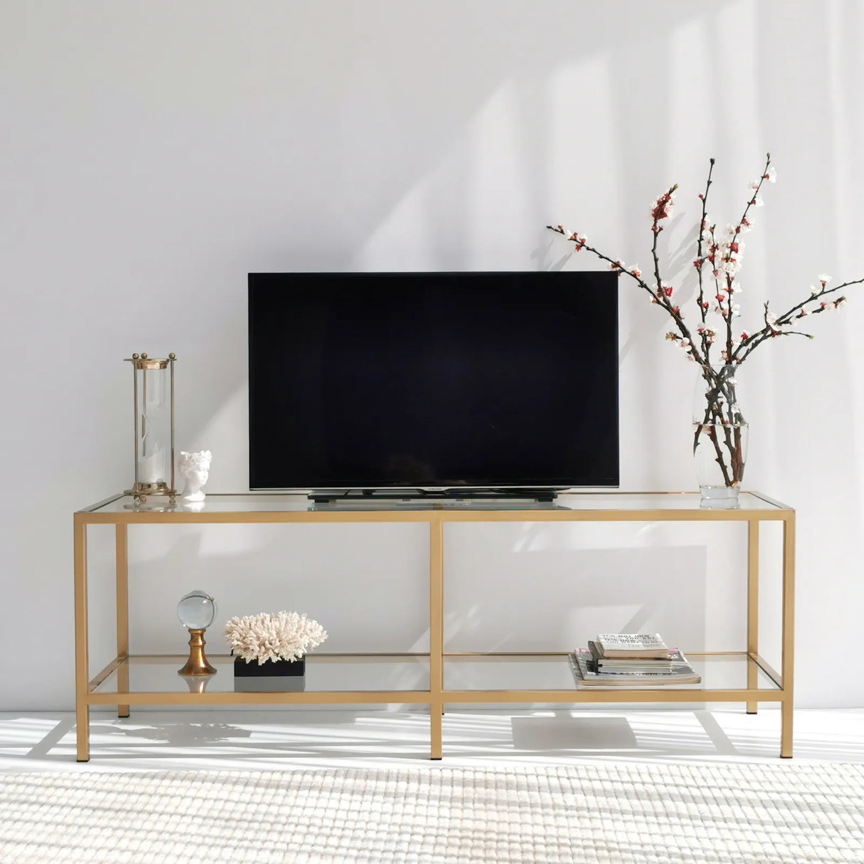 TV-Schrank Basic aus Metall und gehärtetem Glas in Transparent und Gold, 130×40×45 cm von Hanah Home – Bild 2