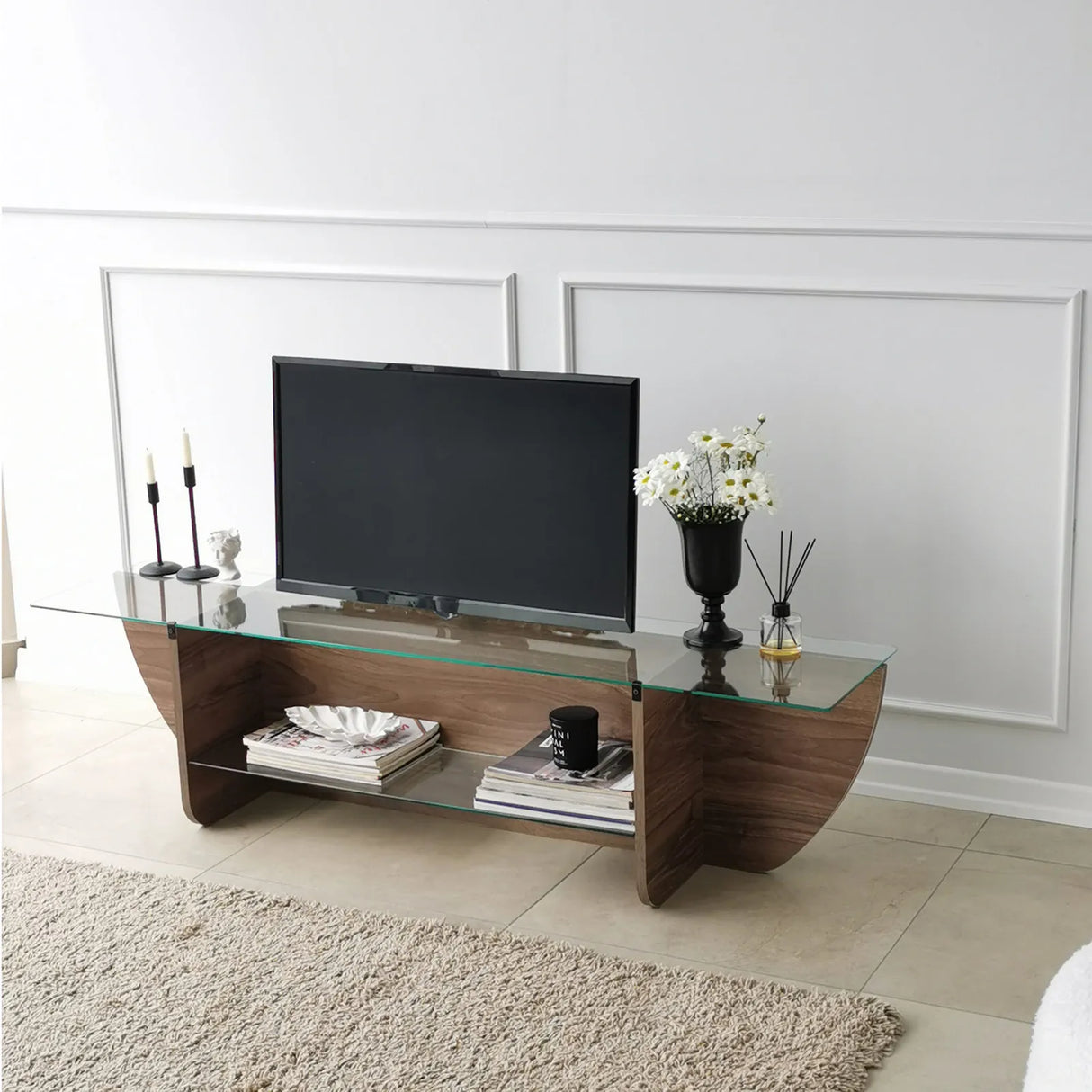 TV-Schrank Lily aus melaminharzbeschichteten Holz und gehärtetem Glas in Walnuss, 158×35×40 cm von Hanah Home – Bild 4