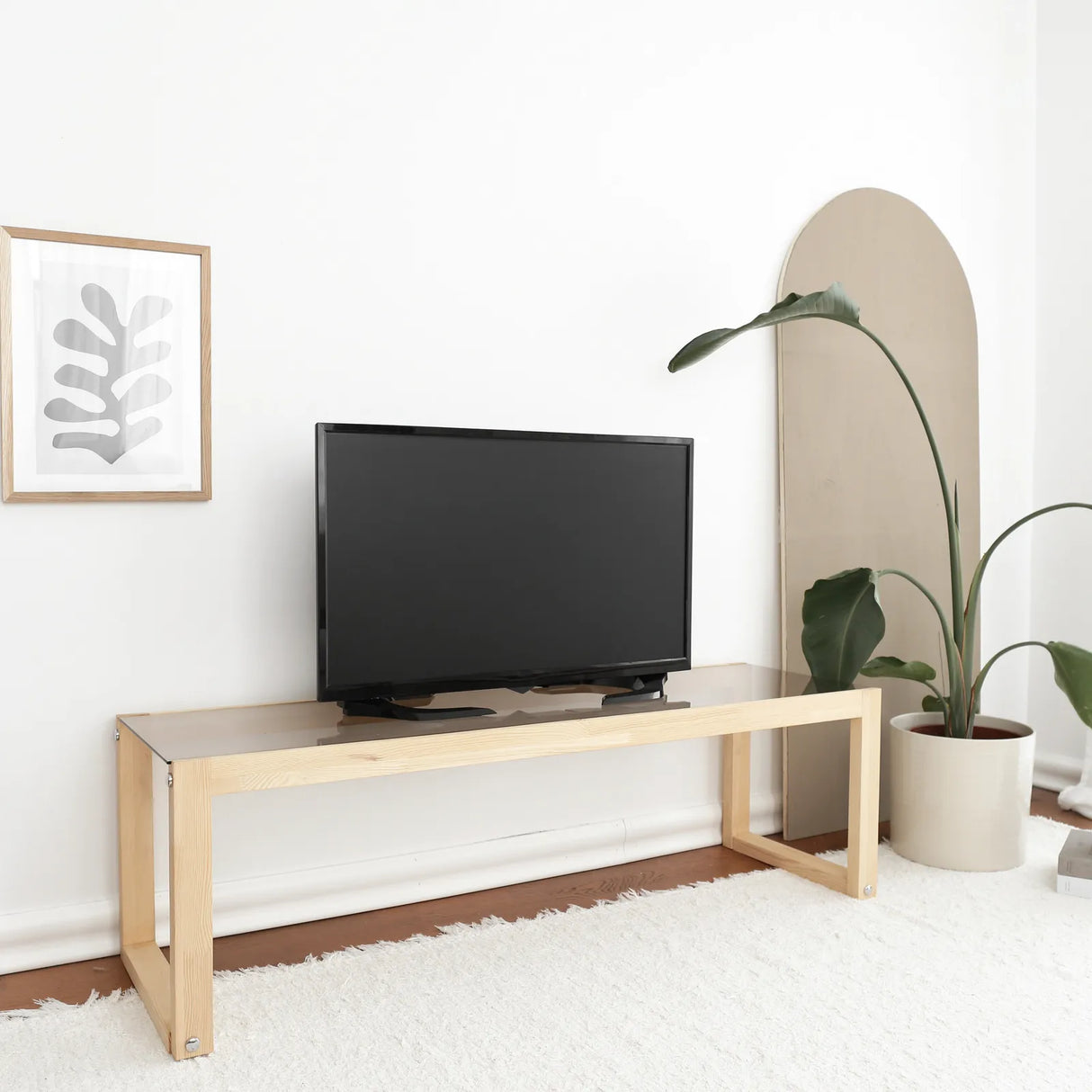 TV-Schrank Via aus massivem Kiefernholz und gehärtetem Glas naturbelassen, 130×40×40 cm von Hanah Home – Bild 1
