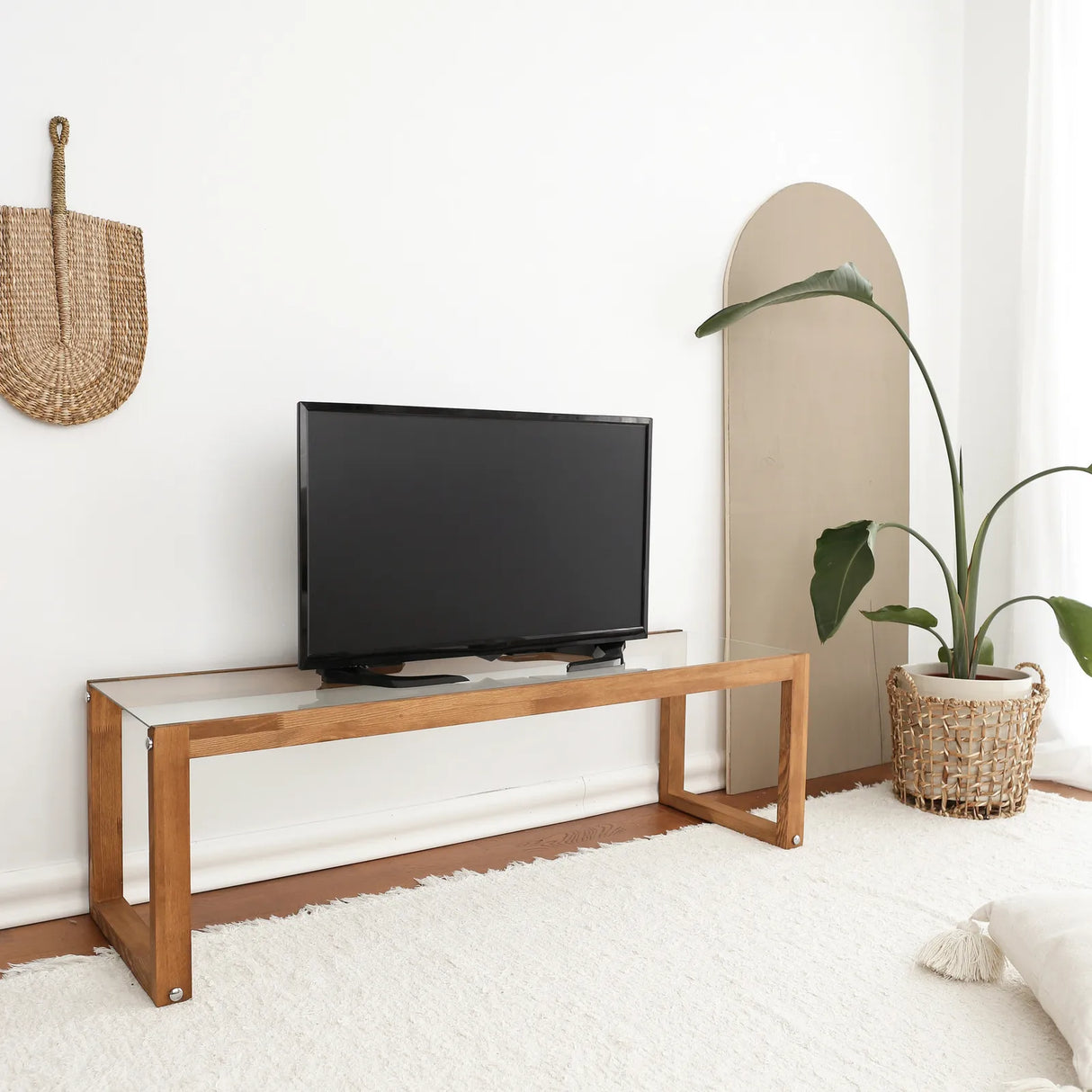 TV-Schrank Via aus massiven Kiefernholz und gehärtetem Glas, 130×40×40 cm von Hanah Home – Bild 1