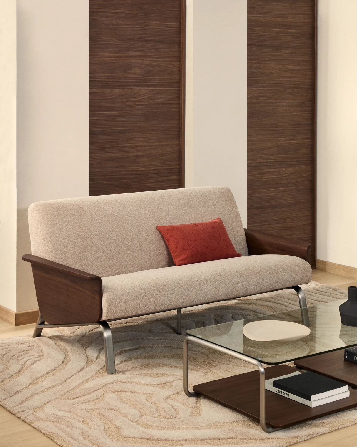 2-Sitzer-Sofa Amsen in Hellbraun aus Nussbaumsperrholz und Beinen aus em gebürsteten Edelstahl 150 cm FSC 100 % von Kave Home – Produktbild 2