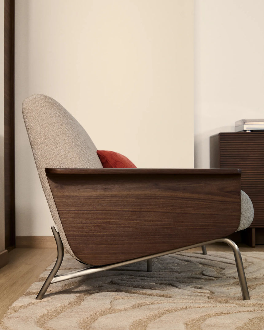 2-Sitzer-Sofa Amsen in Hellbraun aus Nussbaumsperrholz und Beinen aus em gebürsteten Edelstahl 150 cm FSC 100 % von Kave Home – Produktbild 3