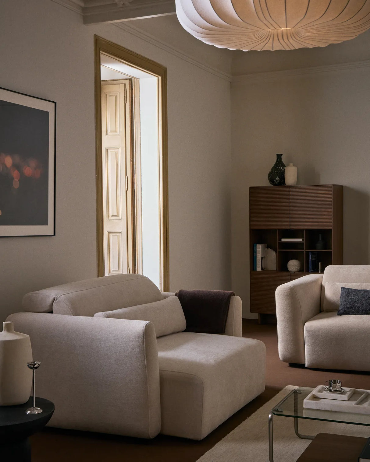 2-Sitzer-Sofa Lares mit elektrisch ausfahrbaren Sitzen und verstellbarer Kopfstütze in beiger Chenille, 150 cm von Kave Home – Bild 2