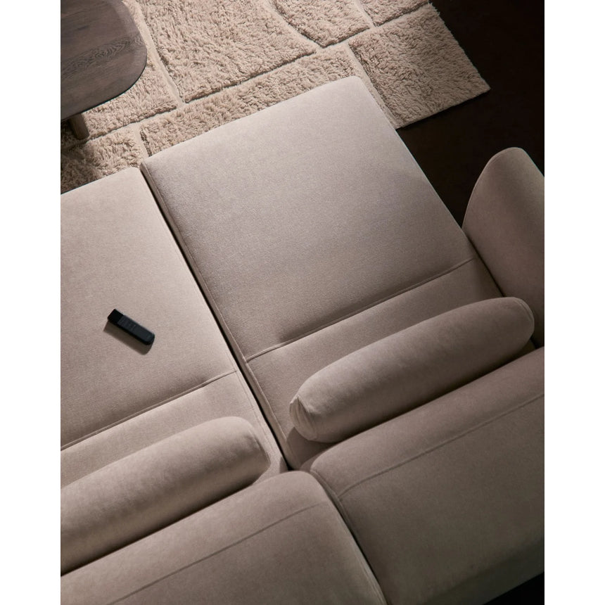 2-Sitzer-Sofa Lares mit elektrisch ausfahrbaren Sitzen und verstellbarer Kopfstütze in beiger Chenille, 180 cm von Kave Home – Produktbild 3