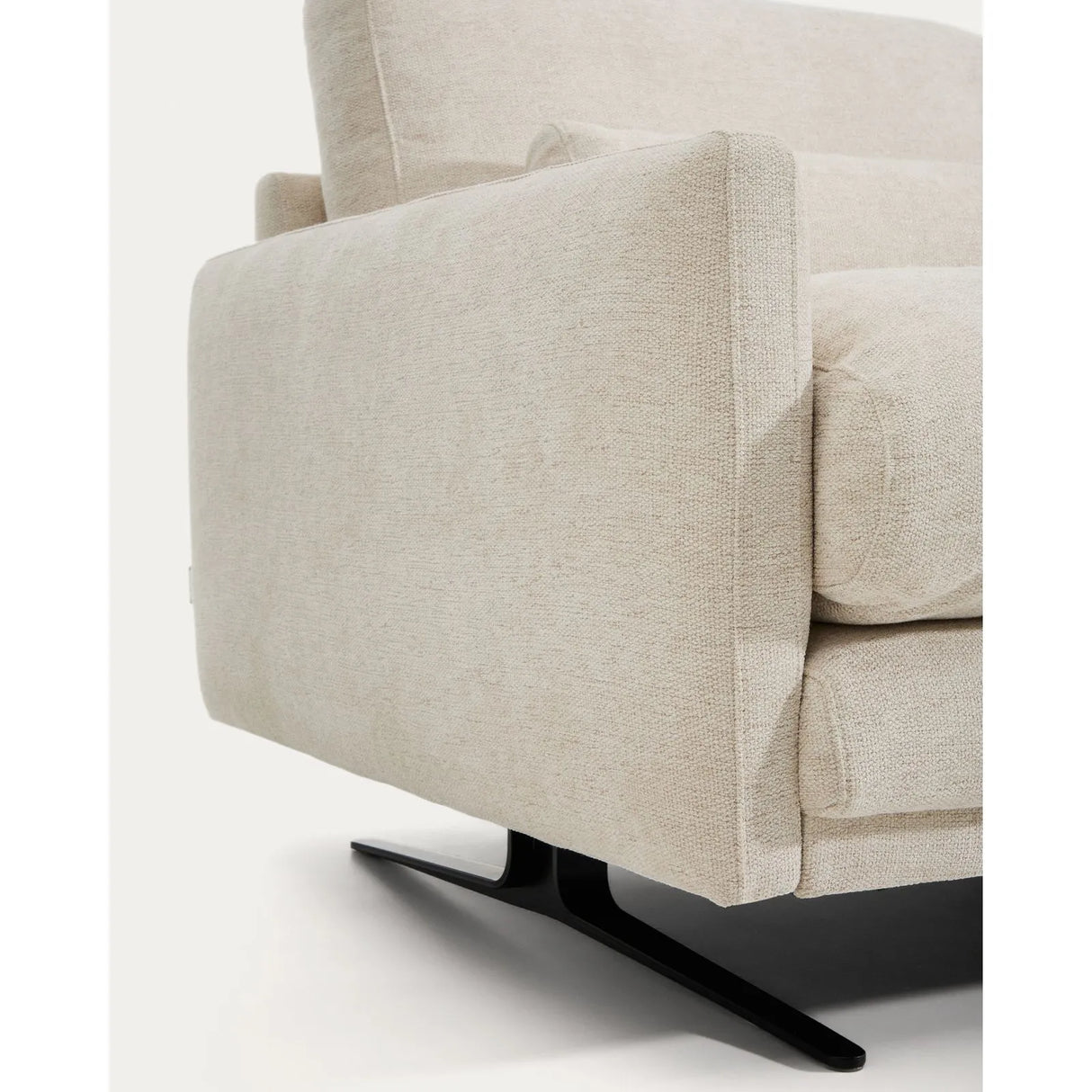 2-Sitzer-Sofa Veliro aus beiger Chenille mit schwarzen Stahlbeinen, 210 cm FSC Mix Credit von Kave Home – Bild 9