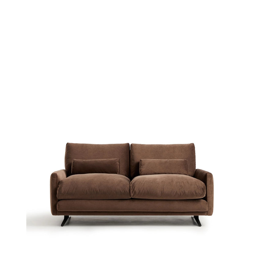 2-Sitzer-Sofa Veliro aus schokoladenbraunem Samt mit Stahlbeinen in schwarzer Ausführung, 180 cm, FSC Mix Credit von Kave Home – Bild 1