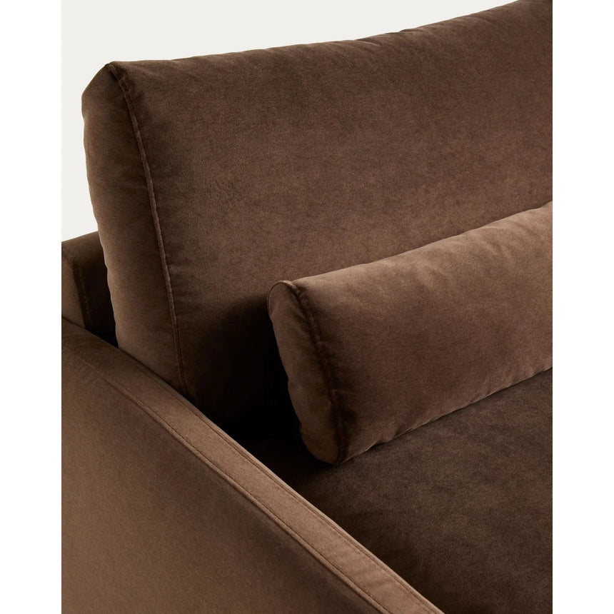 2-Sitzer-Sofa Veliro aus schokoladenbraunem Samt mit Stahlbeinen in schwarzer Ausführung, 180 cm, FSC Mix Credit von Kave Home – Bild 7