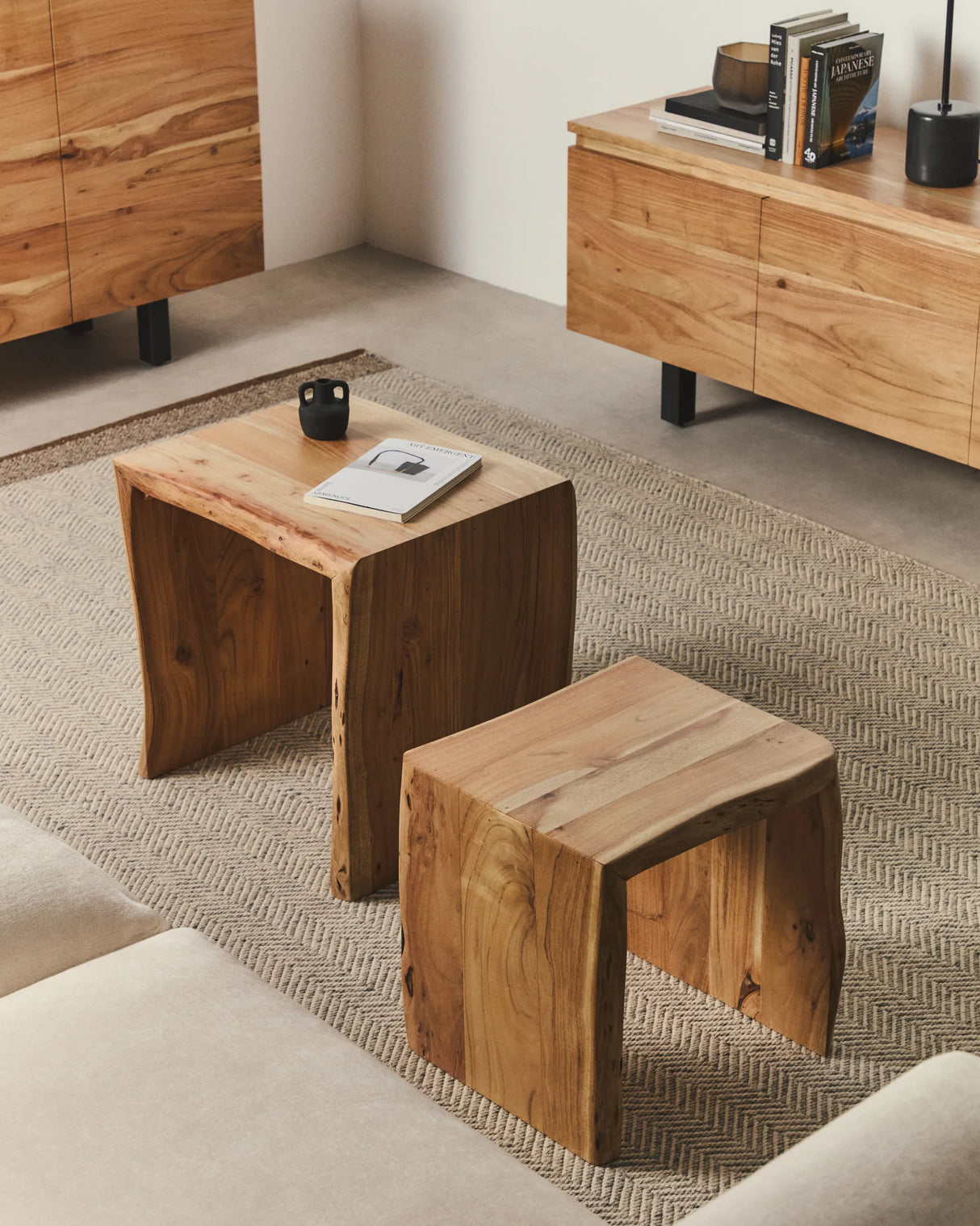 2er-Set Beistelltische Lomiri aus massivem Akazienholz mit gebleichtem Finish 50 x 42 cm / 34 x 42 cm von Kave Home – Produktbild 2