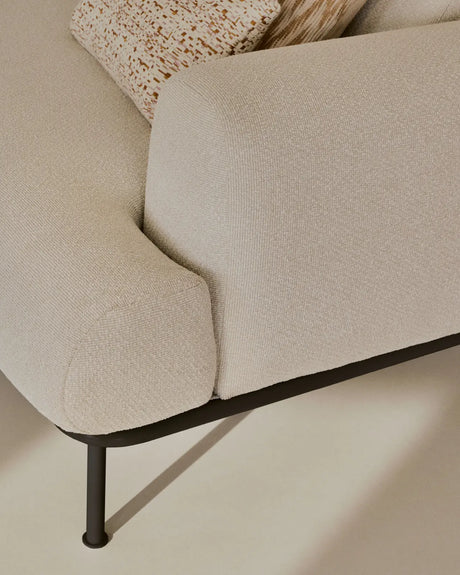 3-Sitzer-Sofa Aurum aus ecrufarbener Chenille mit verstellbarem Kopfteil und mattgrauer Metallbasis 234 cm FSC Mix Credit von Kave Home – Bild 3