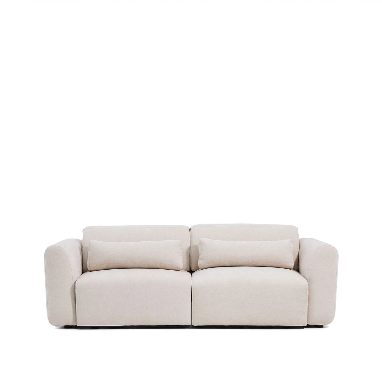 3-Sitzer-Sofa Lares mit elektrisch ausfahrbaren Sitzen und verstellbarer Kopfstütze in beiger Chenille, 240 cm von Kave Home – Produktbild 1