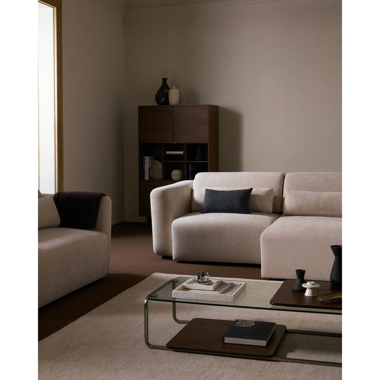 3-Sitzer-Sofa Lares mit elektrisch ausfahrbaren Sitzen und verstellbarer Kopfstütze in beiger Chenille, 240 cm von Kave Home – Produktbild 4