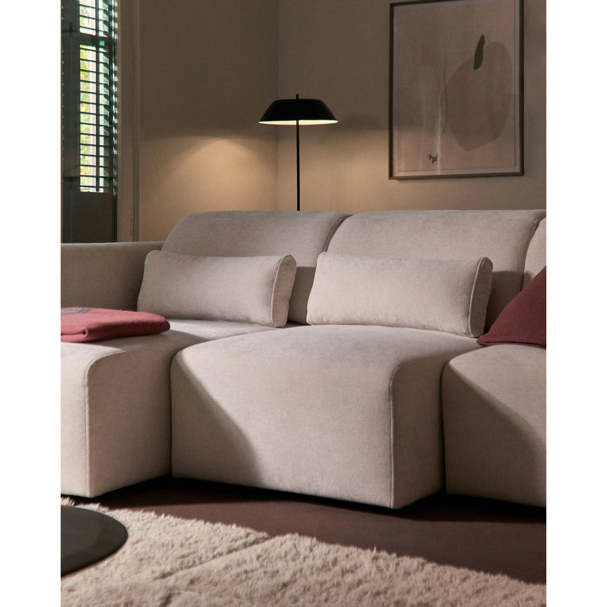 3-Sitzer-Sofa Lares mit elektrisch ausfahrbaren Sitzen und verstellbarer Kopfstütze in beiger Chenille, 255 cm von Kave Home – Produktbild 3