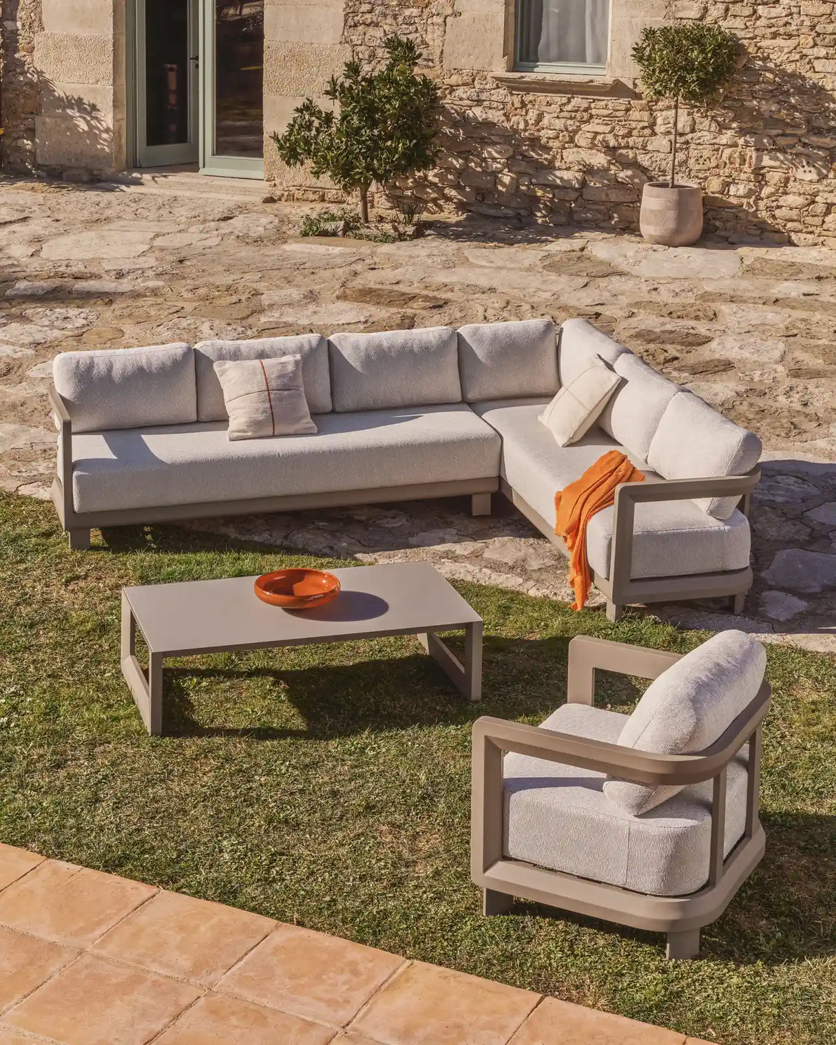 3-Sitzer-Sofa Nerano aus Aluminium in Taupe, 208 cm von Kave Home – Bild 2