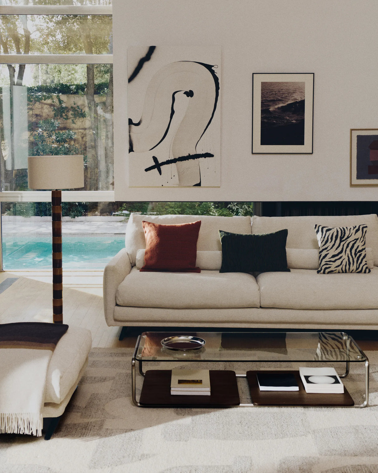 3-Sitzer-Sofa Veliro aus beiger Chenille mit schwarzen Stahlbeinen, 240 cm, FSC Mix Credit von Kave Home – Produktbild 3