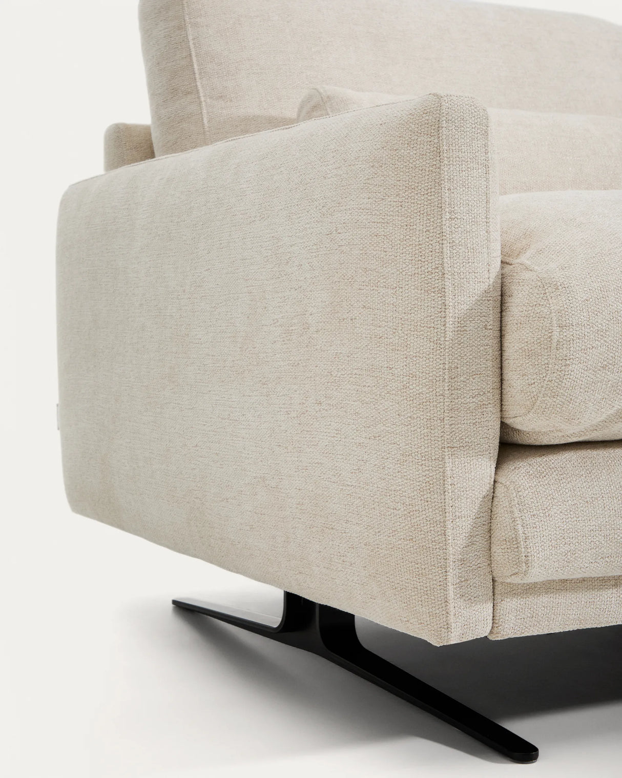 3-Sitzer-Sofa Veliro aus beiger Chenille mit schwarzen Stahlbeinen, 240 cm, FSC Mix Credit von Kave Home – Produktbild 9