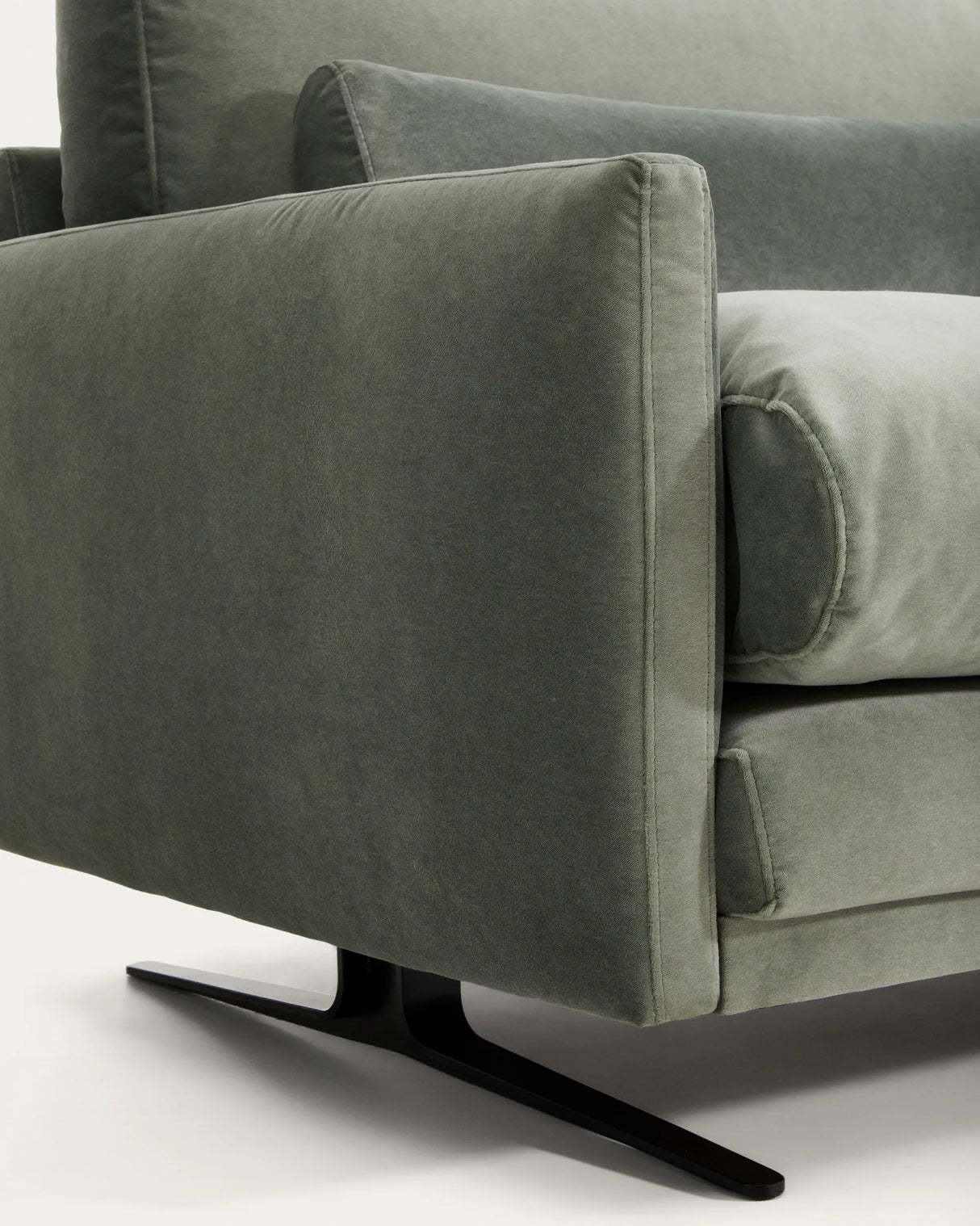 3-Sitzer-Sofa Veliro aus grünem Samt mit Stahlbeinen in schwarzer Ausführung, 240 cm, FSC Mix Credit von Kave Home – Produktbild 11