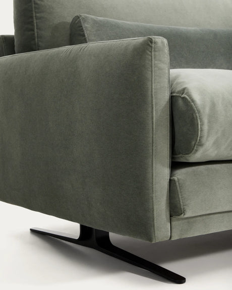 3-Sitzer-Sofa Veliro aus grünem Samt mit Stahlbeinen in schwarzer Ausführung, 240 cm, FSC Mix Credit von Kave Home – Produktbild 11