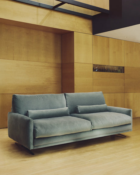3-Sitzer-Sofa Veliro aus grünem Samt mit Stahlbeinen in schwarzer Ausführung, 240 cm, FSC Mix Credit von Kave Home – Produktbild 2