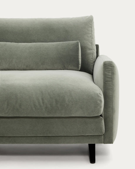 3-Sitzer-Sofa Veliro aus grünem Samt mit Stahlbeinen in schwarzer Ausführung, 240 cm, FSC Mix Credit von Kave Home – Produktbild 9
