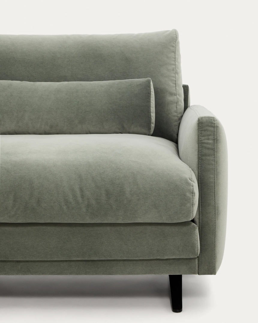3-Sitzer-Sofa Veliro aus grünem Samt mit Stahlbeinen in schwarzer Ausführung, 240 cm, FSC Mix Credit von Kave Home – Produktbild 9