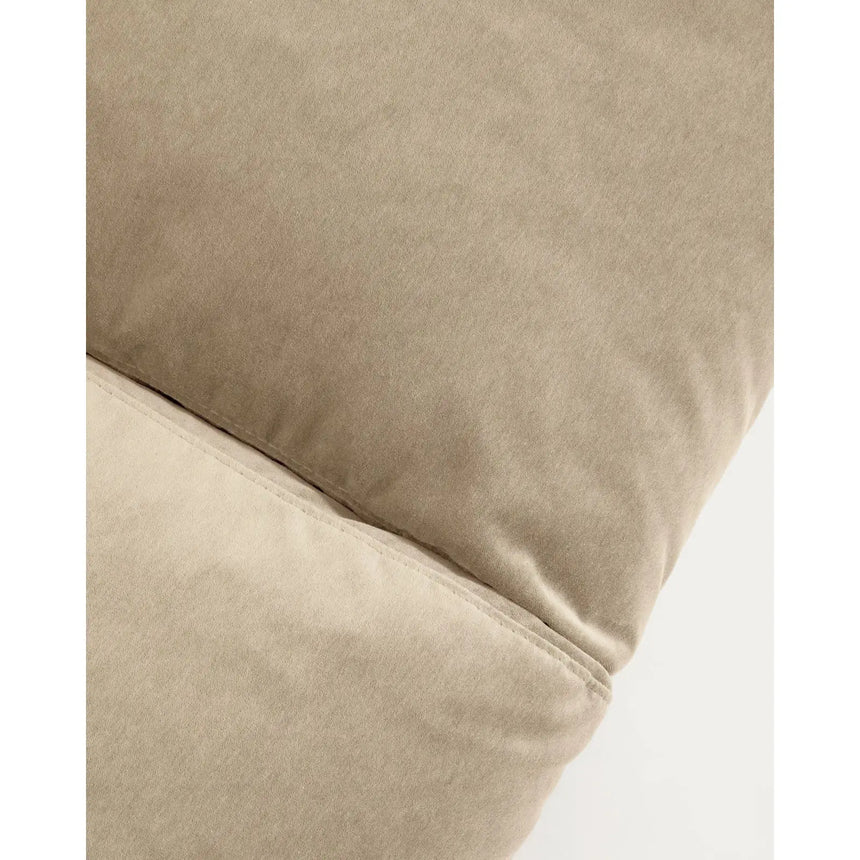 3-Sitzer-Sofa Veliro aus perlfarbenem Samt mit Stahlbeinen in schwarzer Ausführung, 240 cm FSC Mix Credit von Kave Home – Bild 11