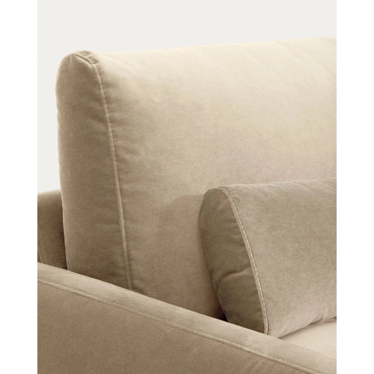 3-Sitzer-Sofa Veliro aus perlfarbenem Samt mit Stahlbeinen in schwarzer Ausführung, 240 cm FSC Mix Credit von Kave Home – Bild 8