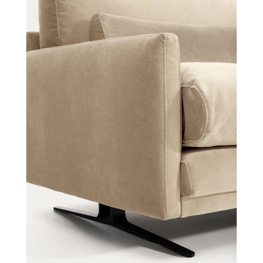 3-Sitzer-Sofa Veliro aus perlfarbenem Samt mit Stahlbeinen in schwarzer Ausführung, 240 cm FSC Mix Credit von Kave Home – Bild 9