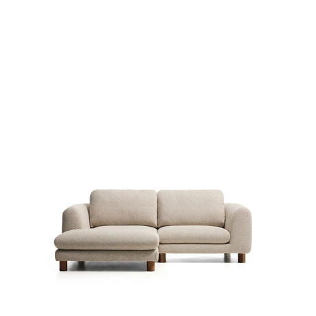3-Sitzer Sofa Vera mit Chaiselongue links in Beige mit Beinen aus massivem Eschenholz mit Nussbaum-Finish, 232 cm, FSC Mix Credit von Kave Home – Bild 1