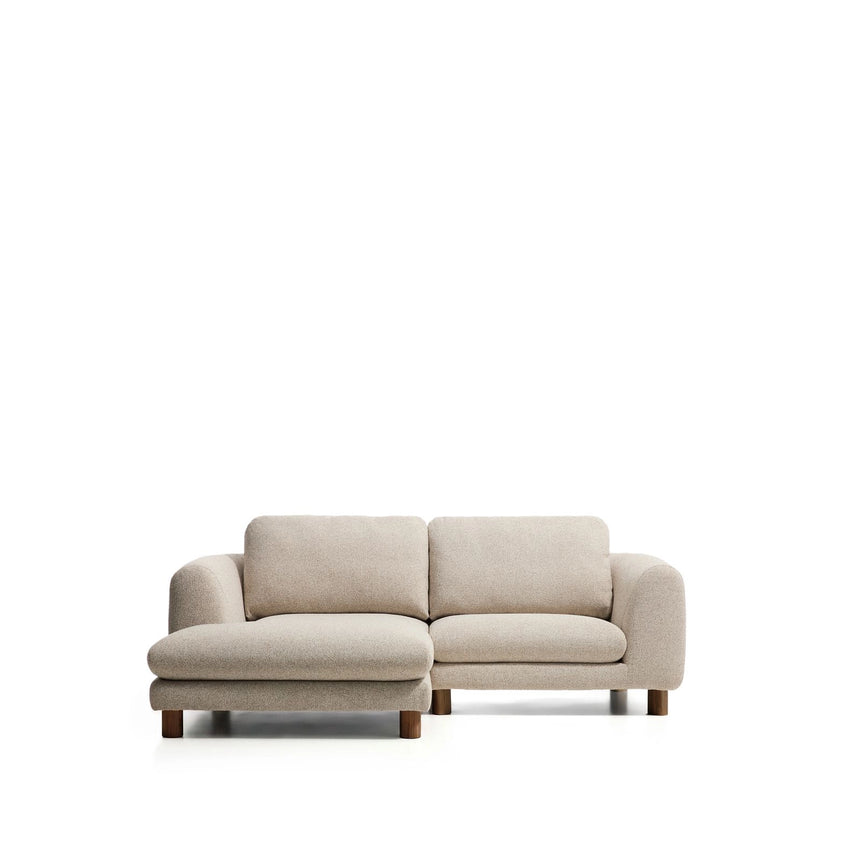3-Sitzer Sofa Vera mit Chaiselongue links in Beige mit Beinen aus massivem Eschenholz mit Nussbaum-Finish, 232 cm, FSC Mix Credit von Kave Home – Bild 1