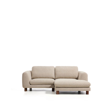 3-Sitzer Sofa Vera mit Chaiselongue rechts in Beige mit Beinen aus massivem Eschenholz mit Nussbaum-Finish, 232 cm, FSC Mix Credit von Kave Home – Bild 1