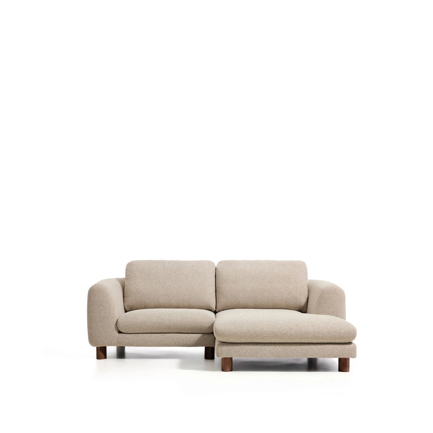 3-Sitzer Sofa Vera mit Chaiselongue rechts in Beige mit Beinen aus massivem Eschenholz mit Nussbaum-Finish, 232 cm, FSC Mix Credit von Kave Home – Bild 1