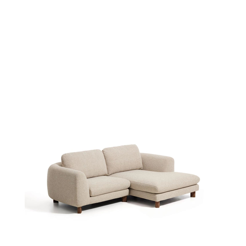 3-Sitzer Sofa Vera mit Chaiselongue rechts in Beige mit Beinen aus massivem Eschenholz mit Nussbaum-Finish, 232 cm, FSC Mix Credit von Kave Home – Bild 4