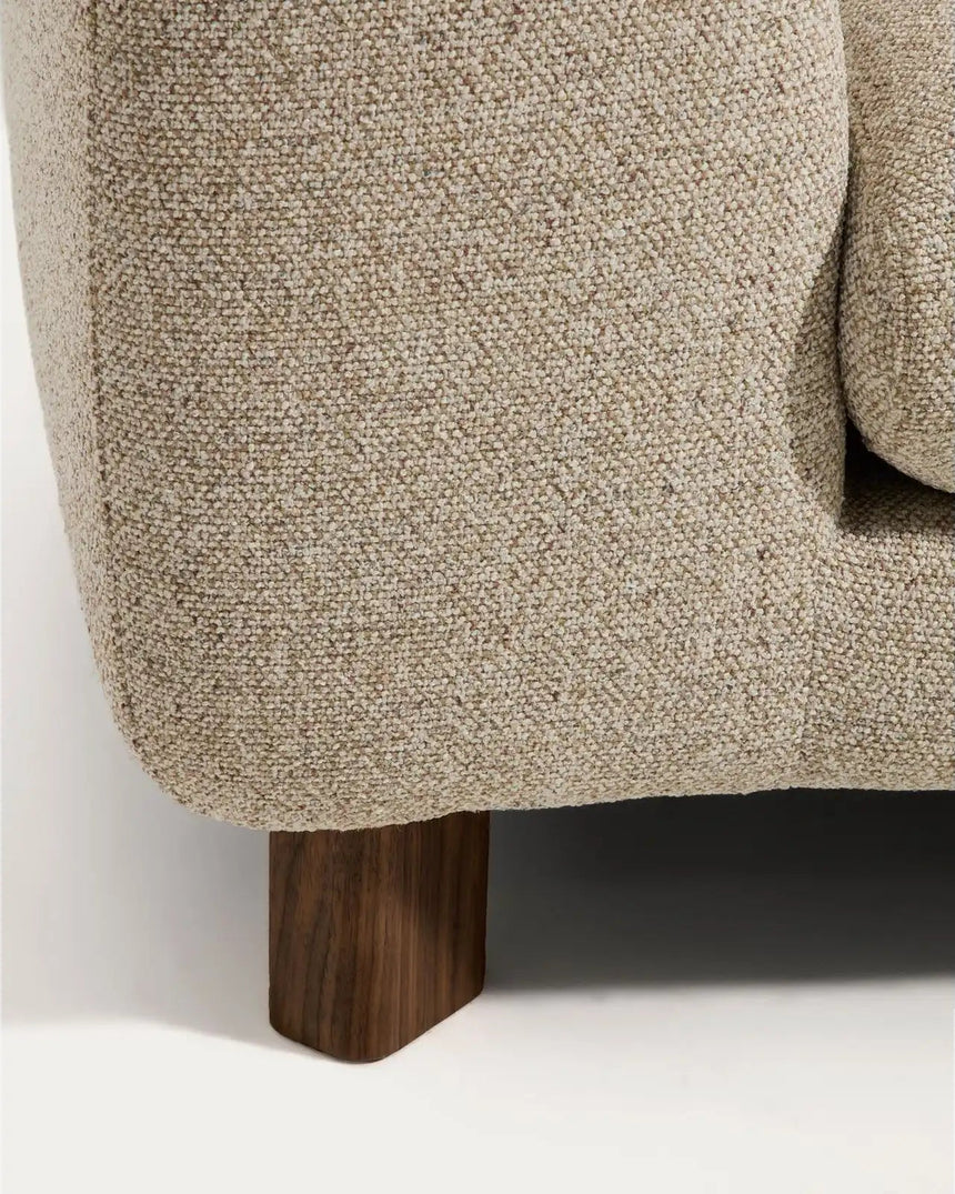 3-Sitzer Sofa Vera mit Chaiselongue rechts in Beige mit Beinen aus massivem Eschenholz mit Nussbaum-Finish, 232 cm, FSC Mix Credit von Kave Home – Bild 6