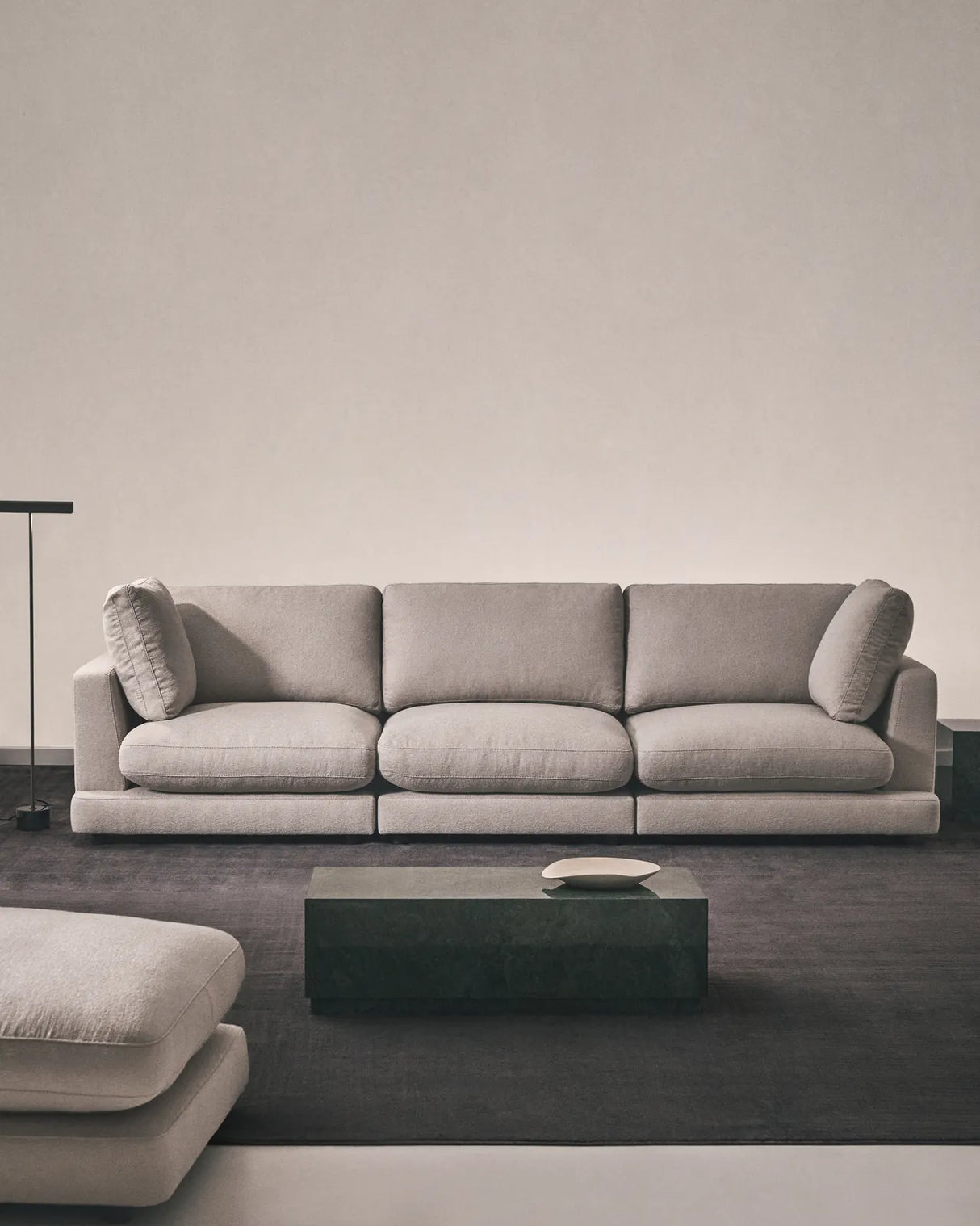 4-Sitzer-Sofa Gala aus grauem Micro-Bouclé FSC Mix Credit 300 cm von Kave Home – Produktbild 2