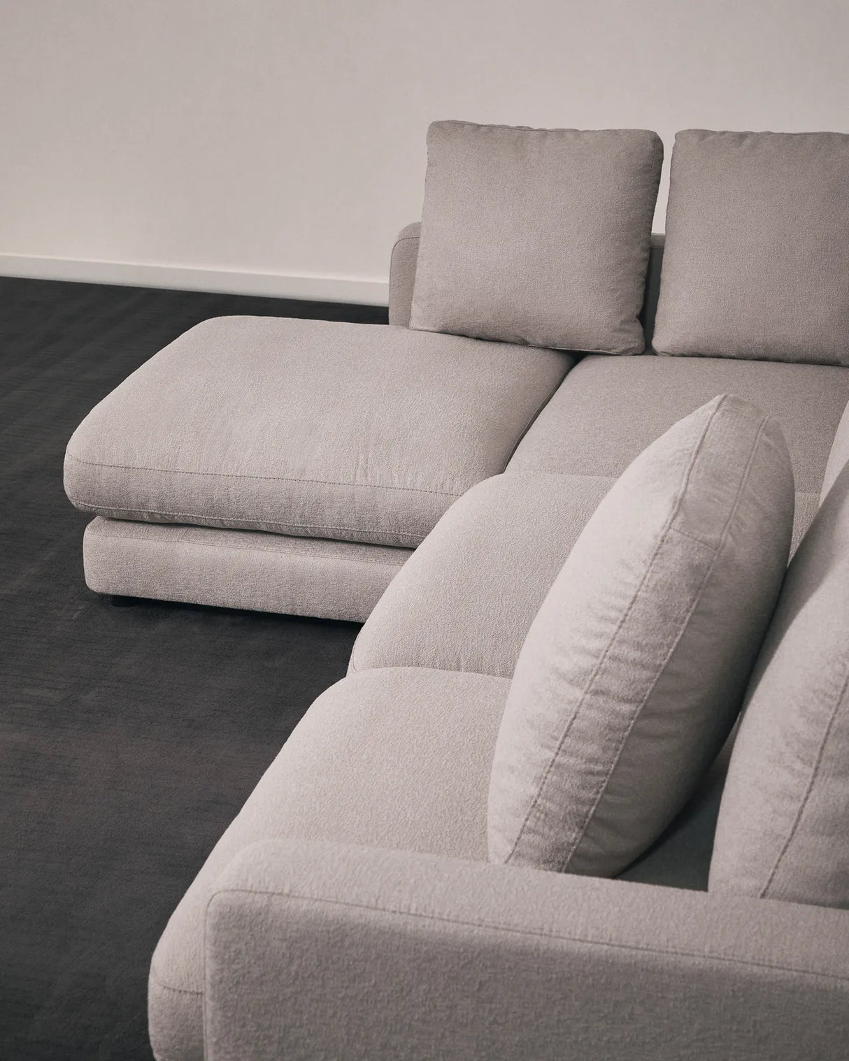 4-Sitzer-Sofa Gala aus grauem Micro-Bouclé mit linker Chaise Longue FSC Mix Credit 300 cm von Kave Home – Produktbild 2