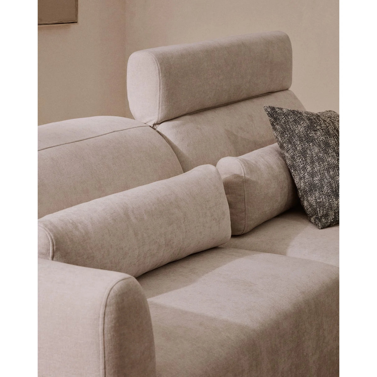 4-Sitzer-Sofa Lares mit elektrisch ausfahrbaren Sitzen und verstellbarer Kopfstütze in beiger Chenille, 290 cm von Kave Home – Produktbild 2