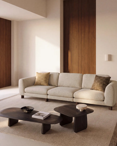 4-Sitzer Sofa Vera in Beige mit Beinen aus massivem Eschenholz mit Nussbaum-Finish, 320 cm, FSC Mix Credit von Kave Home – Bild 2