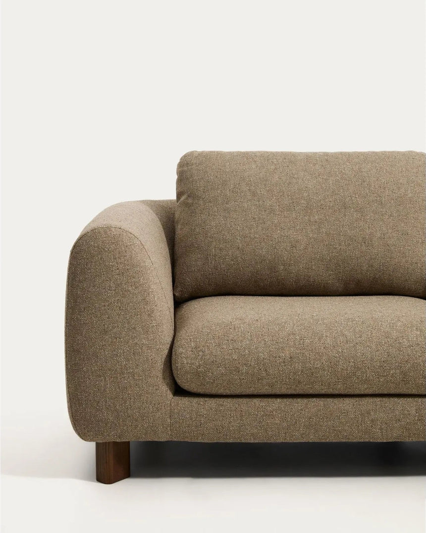 4-Sitzer Sofa Vera mit Beinen aus massivem Eschenholz mit Nussbaum-Finish, 320 cm, FSC Mix Credit von Kave Home – Bild 6