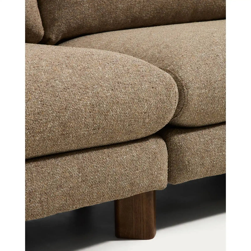 4-Sitzer Sofa Vera mit Beinen aus massivem Eschenholz mit Nussbaum-Finish, 320 cm, FSC Mix Credit von Kave Home – Bild 8