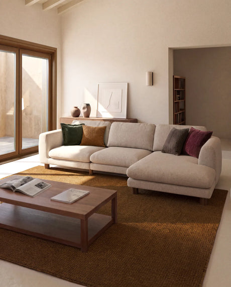 4-Sitzer Sofa Vera mit Chaiselongue rechts in Beige mit Beinen aus massivem Eschenholz mit Nussbaum-Finish, 322 cm, FSC Mix Credit von Kave Home – Bild 2