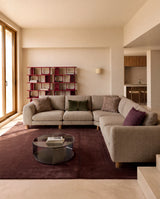 5-Sitzer Ecksofa Vera mit Beinen aus massivem Eschenholz mit Nussbaum-Finish, 330 x 330 cm, FSC Mix Credit von Kave Home – Bild 2