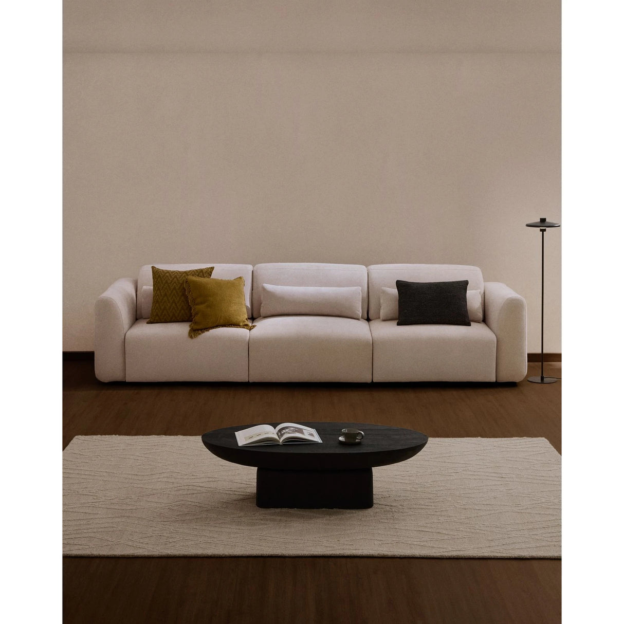 5-Sitzer-Sofa Lares mit elektrisch ausfahrbaren Sitzen und verstellbarer Kopfstütze in beiger Chenille, 335 cm von Kave Home – Produktbild 2