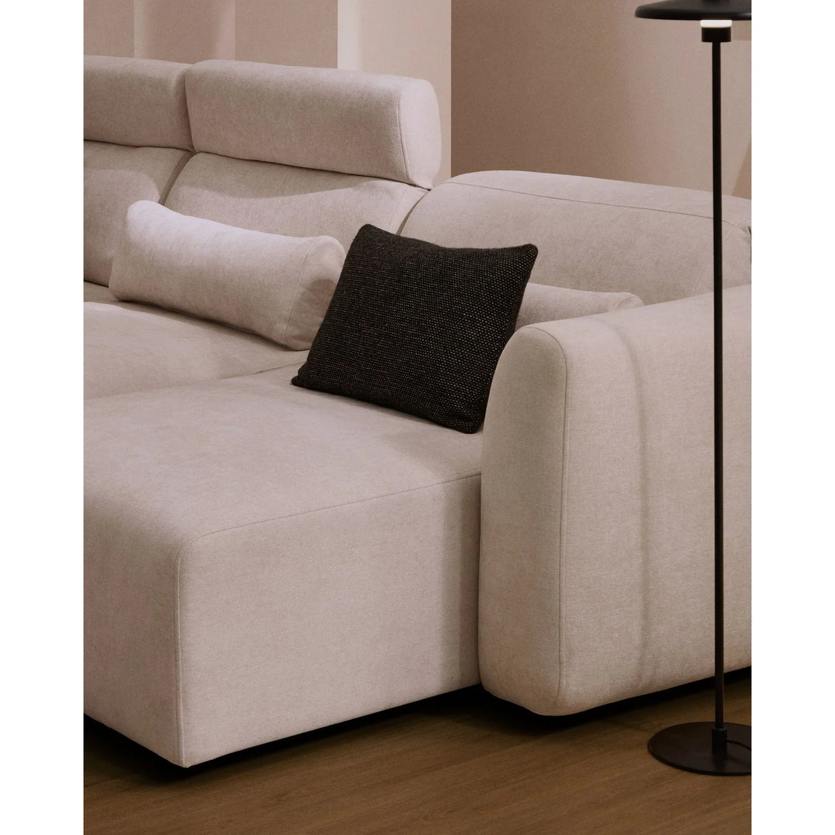 5-Sitzer-Sofa Lares mit elektrisch ausfahrbaren Sitzen und verstellbarer Kopfstütze in beiger Chenille, 335 cm von Kave Home – Produktbild 3