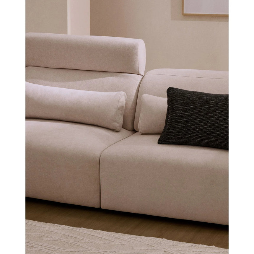 5-Sitzer-Sofa Lares mit elektrisch ausfahrbaren Sitzen und verstellbarer Kopfstütze in beiger Chenille, 335 cm von Kave Home – Produktbild 4