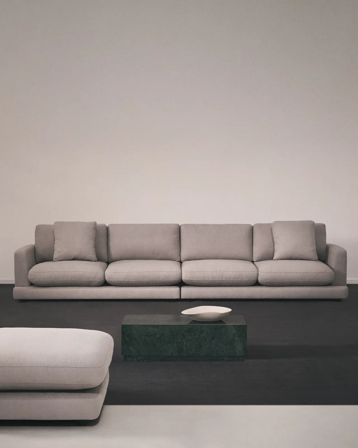 6-Sitzer-Sofa Gala aus grauem Micro-Bouclé FSC Mix Credit 390 cm von Kave Home – Produktbild 2