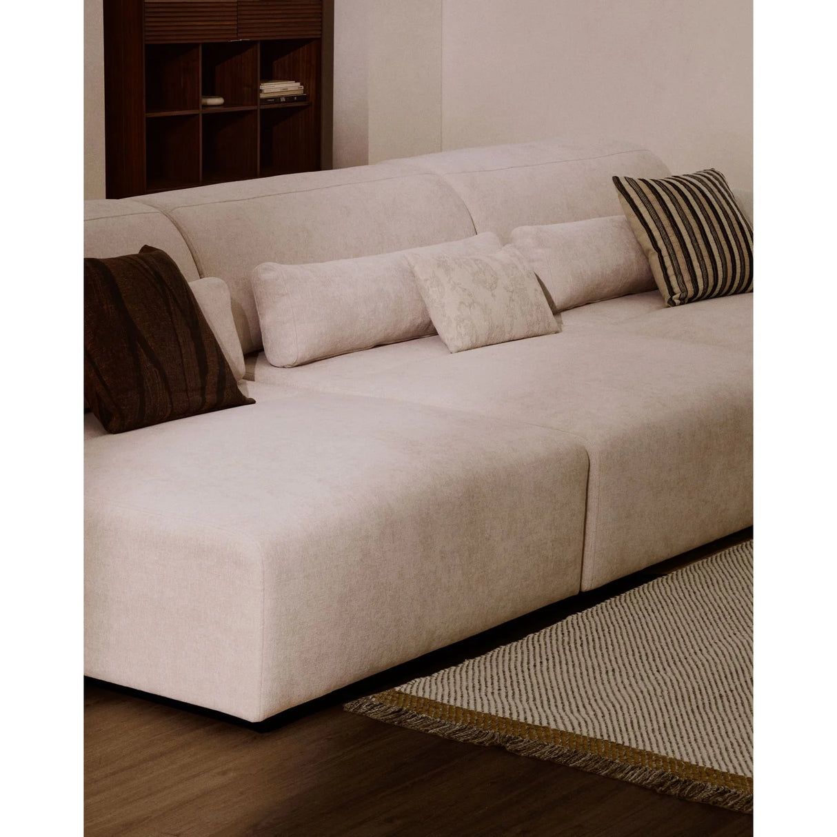 6-Sitzer-Sofa Lares mit elektrisch ausfahrbaren Sitzen und verstellbarer Kopfstütze in beiger Chenille, 410 cm von Kave Home – Produktbild 4