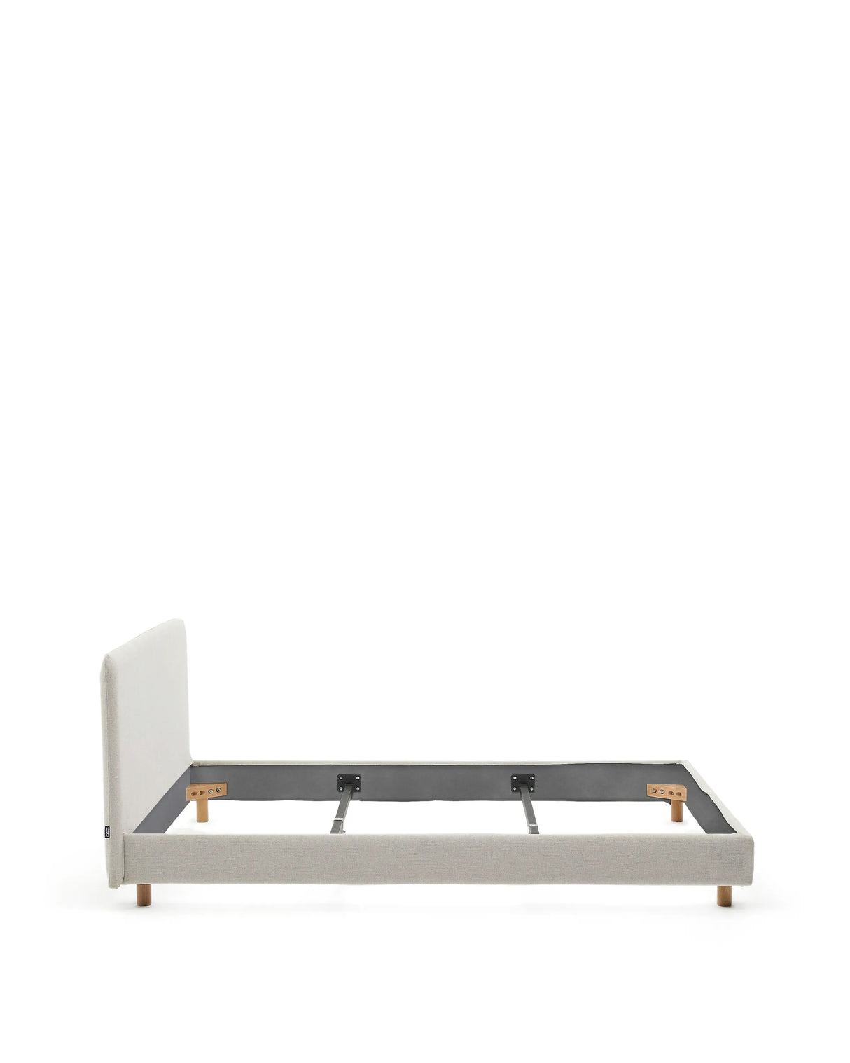 Abziehbares Bett Valma aus perlfarbener Chenille mit Beinen aus massivem Buchenholz für Matratze von 180 x 200 cm von Kave Home – Produktbild 11